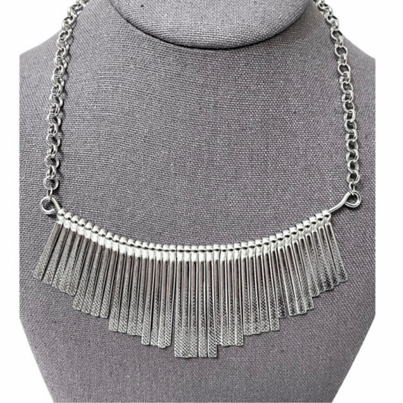 ❤️ Silver Tone Fringe Statement Necklace - Picture 5 of 5